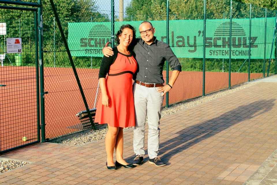 Kristy Augustin MdL mit Björn Lakenmacher MdL vor dem Tennisplatz Kristy Augustin MdL mit Björn Lakenmacher MdL vor dem Tennisplatz
